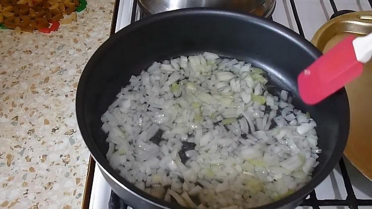 لطهي الحساء من سمك السلمون الوردي ، يقلى البصل