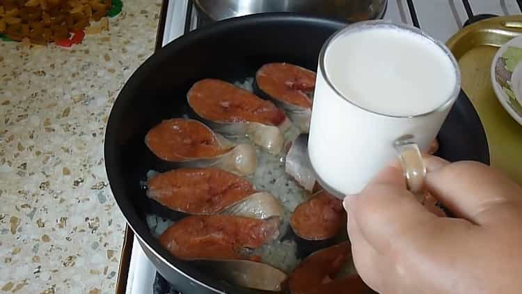 Per preparare lo stufato di salmone rosa, aggiungi la panna acida