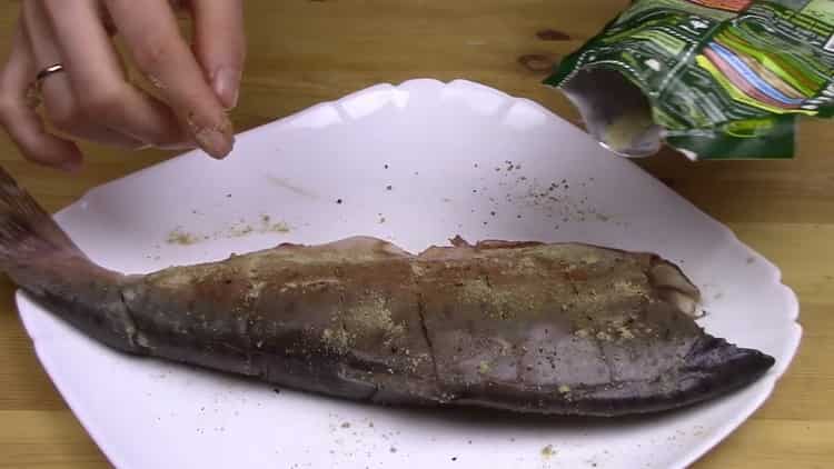 لطهي سمك السلمون الوردي كله في الفرن ، وملح السمك