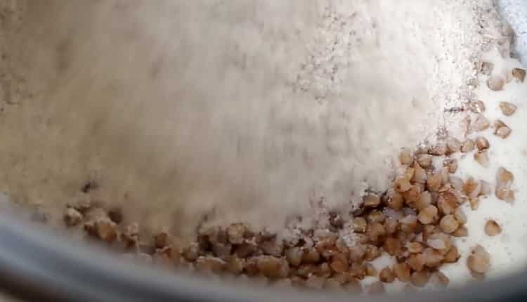 Per fare il pane di grano saraceno nel forno, mescola gli ingredienti