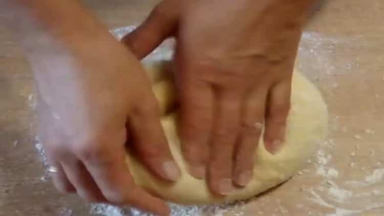 Per preparare panini fatti in casa, impastare la pasta