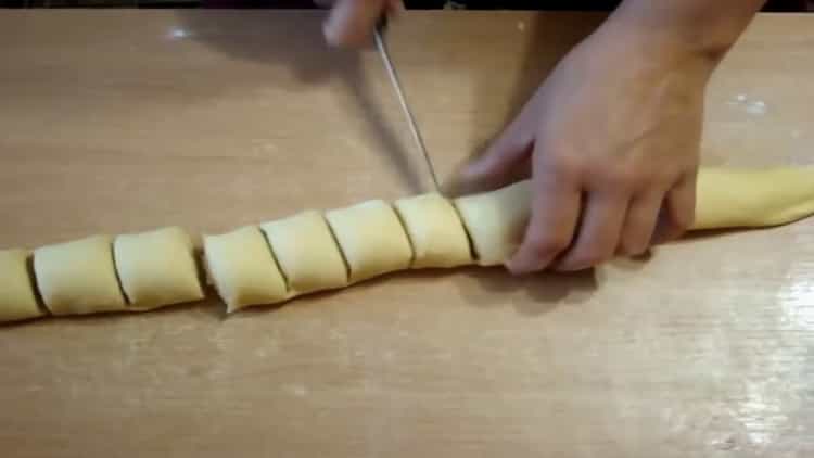 Per preparare panini fatti in casa, tagliare l'impasto
