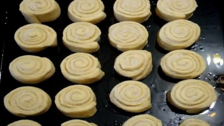 Upang makagawa ng mga homemade buns, ilagay ang mga buns sa isang baking sheet