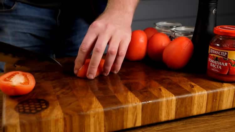 Zum Kochen von Nudeln die Tomaten hacken