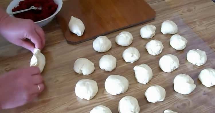 Norėdami gaminti keptus uogienės pyragus, ant tešlos uždėkite įdaro