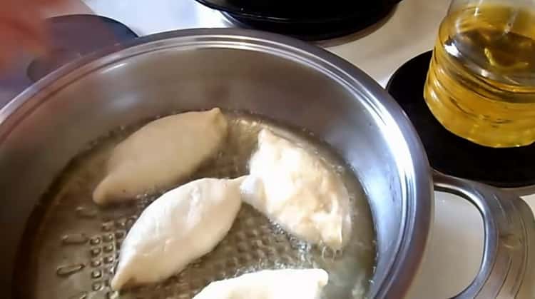 Für gebratene Marmeladenkuchen Öl erhitzen