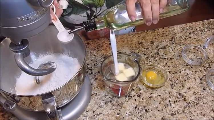 Mescolare gli ingredienti per la crema pasticcera.