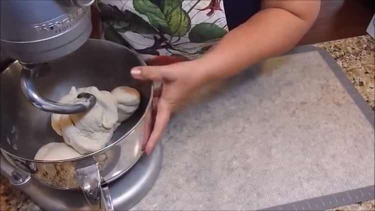 Um einen Vanillepudding-Teig zu machen, kneten Sie den Teig
