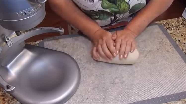 Омесете тестото, за да направите тесто с крем.
