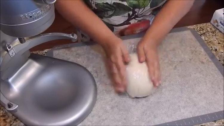 Um einen Vanillepudding-Teig zuzubereiten, legen Sie ihn in eine Tüte