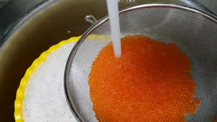 Vor dem Salzen des Forellenkaviars den Kaviar spülen