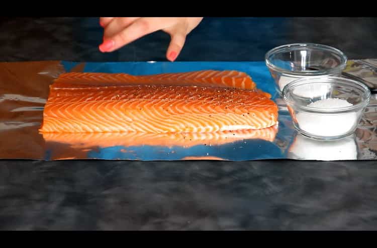 Prima di salare il salmone, preparare gli ingredienti