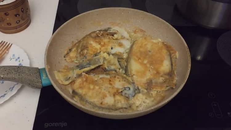 Per cuocere la bistecca di pesce gatto in una padella, friggere il pesce su entrambi i lati