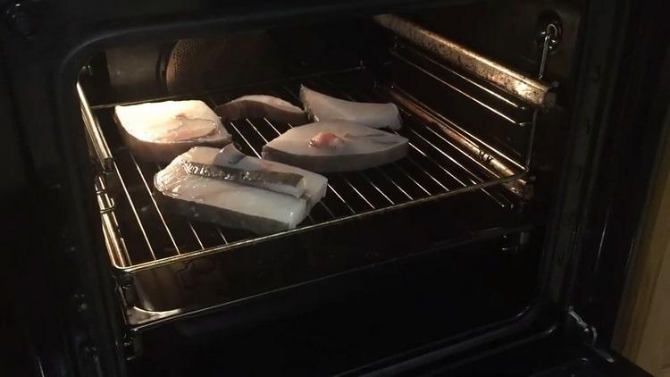 Per preparare la bistecca di pesce gatto in una padella, preparare gli ingredienti