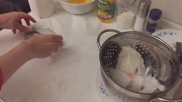 Για να μαγειρέψετε τη μπριζόλα σε ένα τηγάνι, ξεπαγώστε τα ψάρια