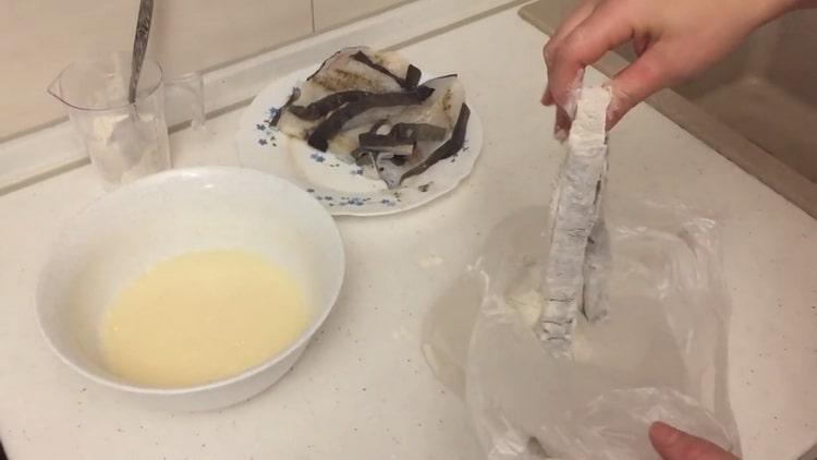 لطهي شرائح سمك السلور في مقلاة ، قم بإعداد الدقيق
