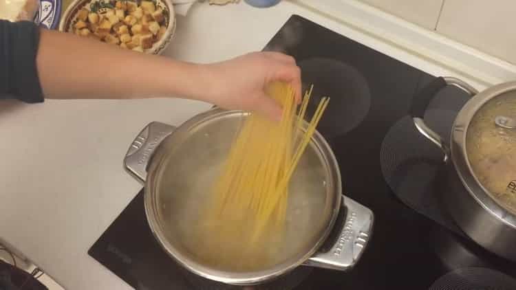 Zum Zubereiten von Spaghetti das Wasser erhitzen