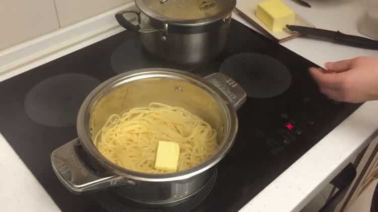 Adjon hozzá vajat spagetti készítéséhez