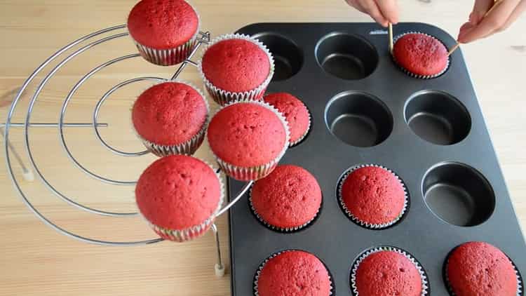 Um Cupcakes aus rotem Samt zuzubereiten, heizen Sie den Ofen vor
