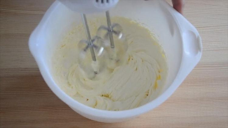 Για να φτιάξετε κόκκινα κέικ βελούδο, κτυπήστε κρέμα