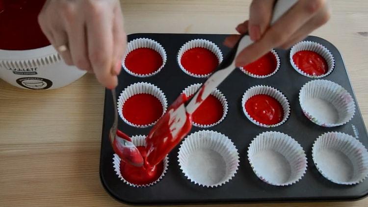 Για να προετοιμάσετε κόκκινα κέικ βελούδο, βάλτε τη ζύμη σε ένα καλούπι