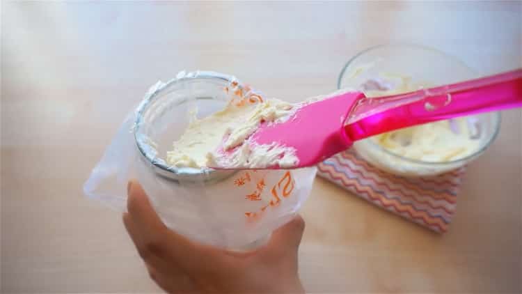 Per preparare un cupcake, metti la crema in un sacchetto di pasta