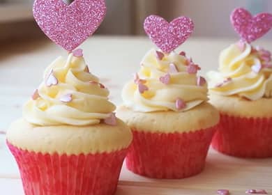 Cupcakes für den 14. Februar, ein Typ mit schrittweisen Rezepten und einem Foto