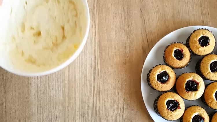 Για να φτιάξετε τα cupcakes για τα γενέθλιά σας, ετοιμάστε μια κρέμα λαδιού