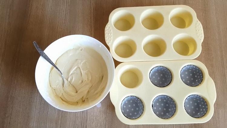 Norėdami gaminti cupcakes savo gimtadieniui, paruoškite formą