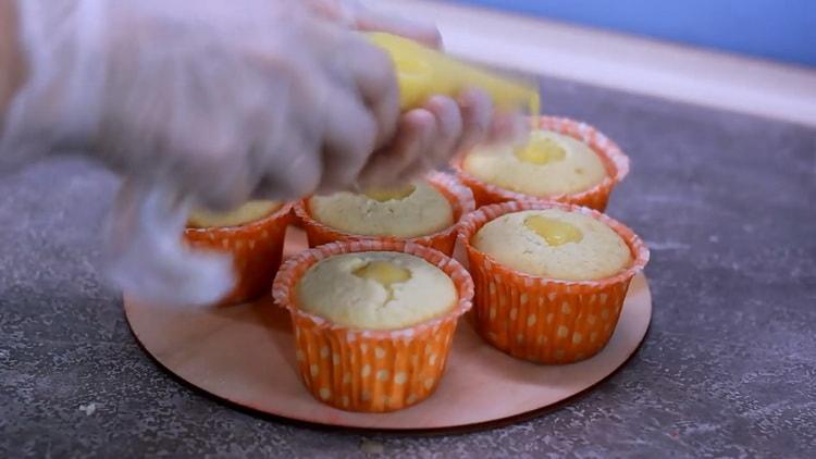 Για να φτιάξετε τα κύπελλα, γεμίστε τα cupcakes