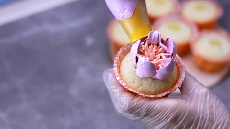 Ein einfaches Rezept für Cupcakes und Optionen zum Dekorieren mit feuchter Baisercreme