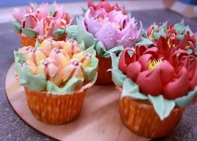 Cupcakes και παραλλαγές διακοσμήσεων σύμφωνα με μια συνταγή βήμα προς βήμα με μια φωτογραφία