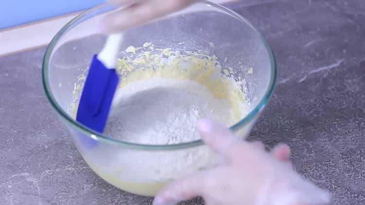 Setacciare la farina per cupcake