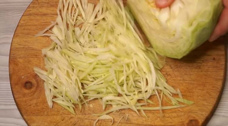 Για να προετοιμάσετε την κατσαρόλα λάχανου στο φούρνο, προετοιμάστε τα συστατικά