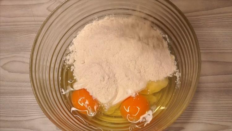 Mischen Sie die Eier mit Mehl, um einen Kohlauflauf zu machen