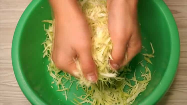 Για να κάνετε μια κατσαρόλα λάχανο, κόψτε το λάχανο