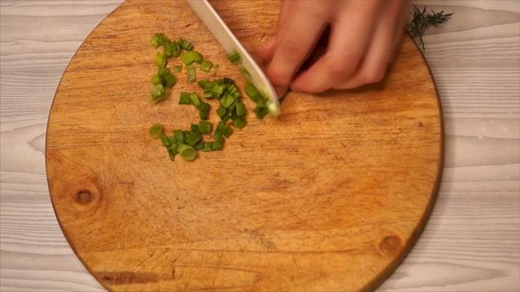 Για να προετοιμάσετε μια κατσαρόλα λάχανο, ψιλοκόψτε τα κρεμμύδια