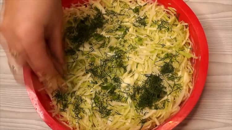 Για να προετοιμάσετε μια κατσαρόλα λάχανο, ετοιμάστε ένα καλούπι