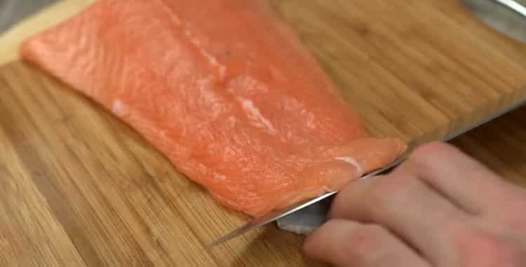Per preparare il carpaccio di salmone, tagliare il pesce