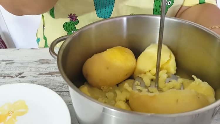 Für Kartoffelkuchen Kartoffelpüree kochen