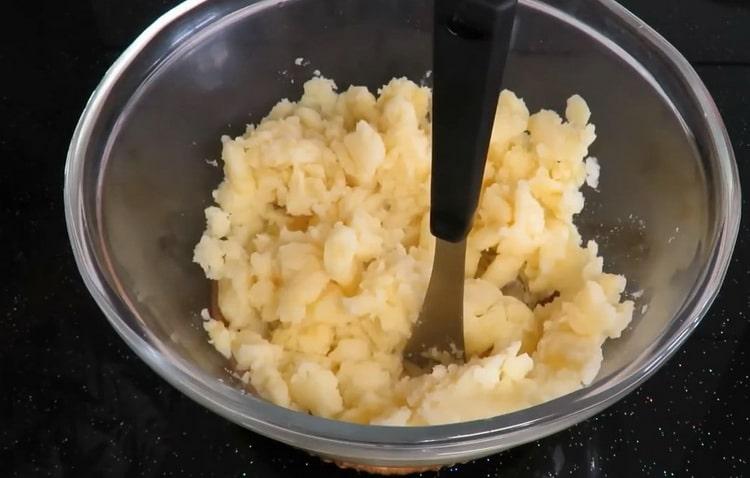 Per preparare le torte di patate, prepara gli ingredienti