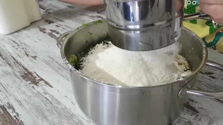 Setacciare la farina per le torte di patate