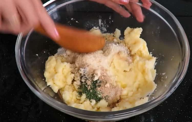 Mescola gli ingredienti per le frittelle di patate.