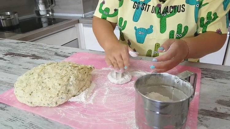 Perunapannukakkujen valmistamiseksi muodosta tortilla