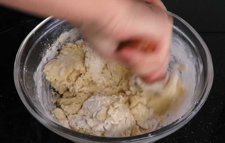 Fügen Sie Mehl hinzu, um Kartoffelkuchen zu machen