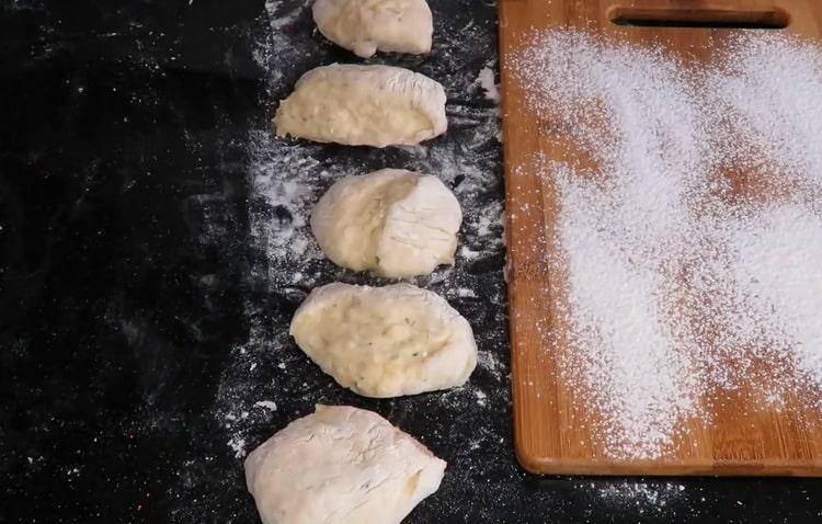 За да направите картофени питки, изрежете тестото