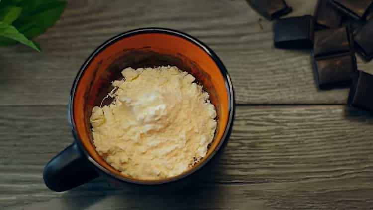 Szitáljon lisztet egy cupcake elkészítéséhez a mikrohullámú sütőben tojás nélkül
