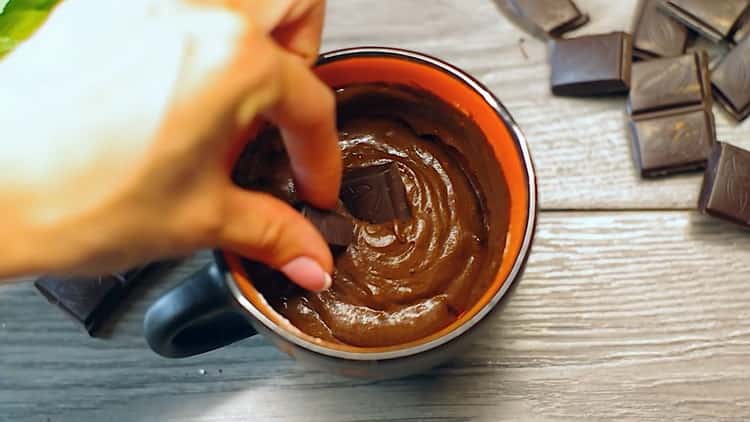 Προσθέστε σοκολάτα για να φτιάξετε ένα cupcake χωρίς αυγό