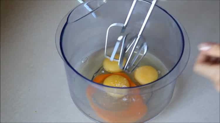 За да направите кекс в бавна печка, разбийте яйцата