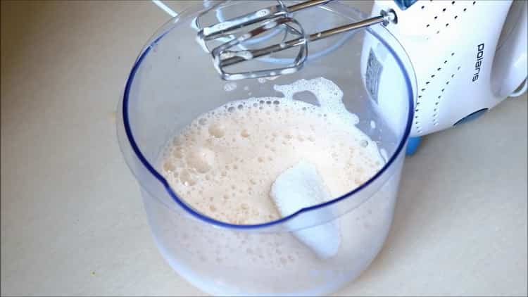 За да направите кекс в бавна готварска печка, добавете захар